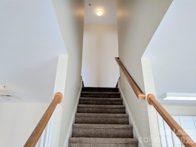 Building Photo - 917 Shearer St