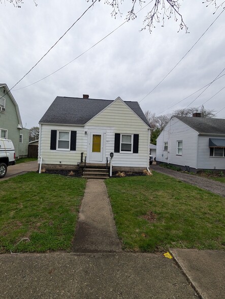 Building Photo - 807 Thurman St