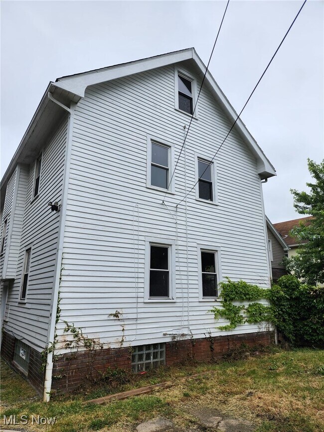 Building Photo - 2200 W 104th St