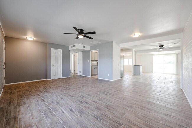 Building Photo - 11417 N Hacienda Dr