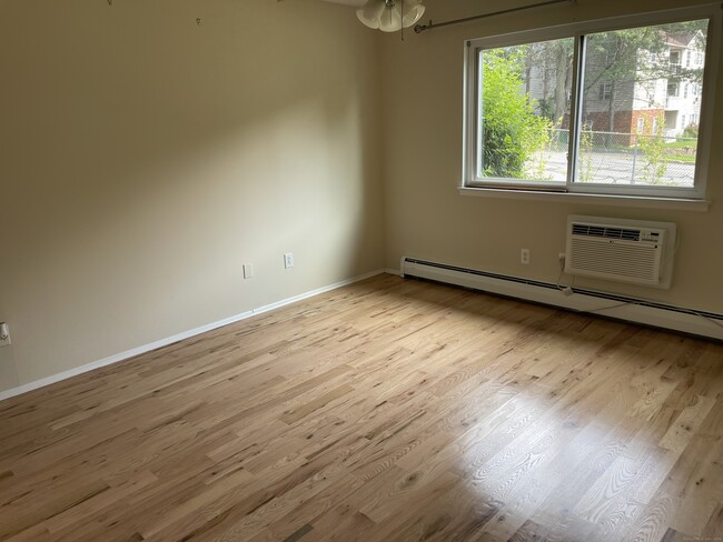 Building Photo - 333 Vincelette St