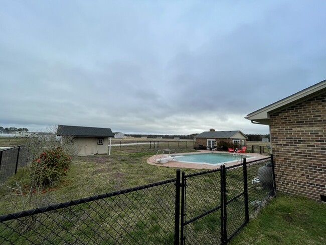 Building Photo - 598 N Trotman Rd