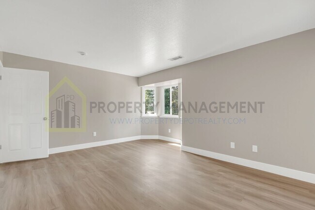 Building Photo - Completely Renovated 4-Bedroom Home with M...