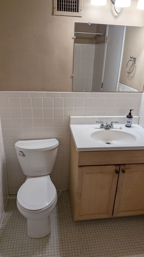 Building Photo - Beautuful 1 bed condo close to linden hills shopping, paths and the lakes!