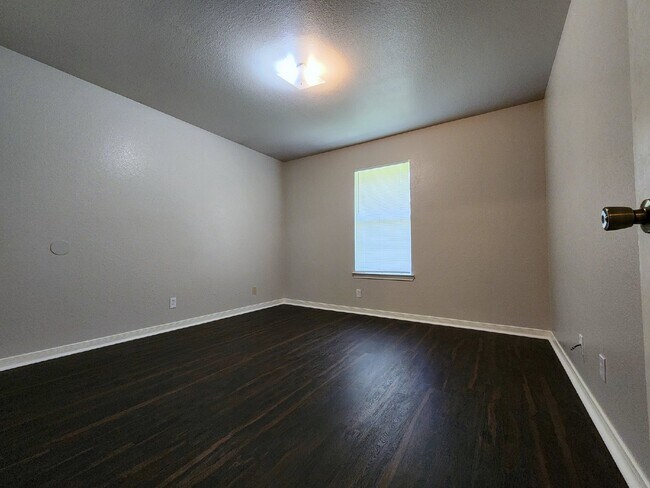 Building Photo - Act fast! Don't let this opportunity slip by. Contact us today to schedule your showing!