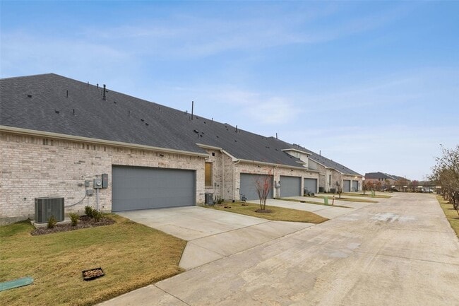 Building Photo - 7043 Granbury Ln