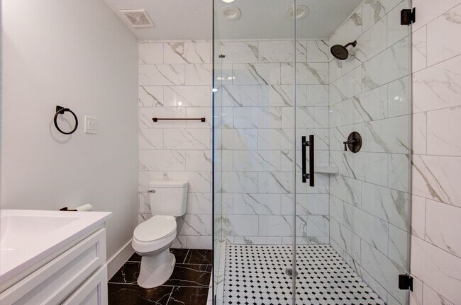 Building Photo - 19403 Lake Hollow Ln