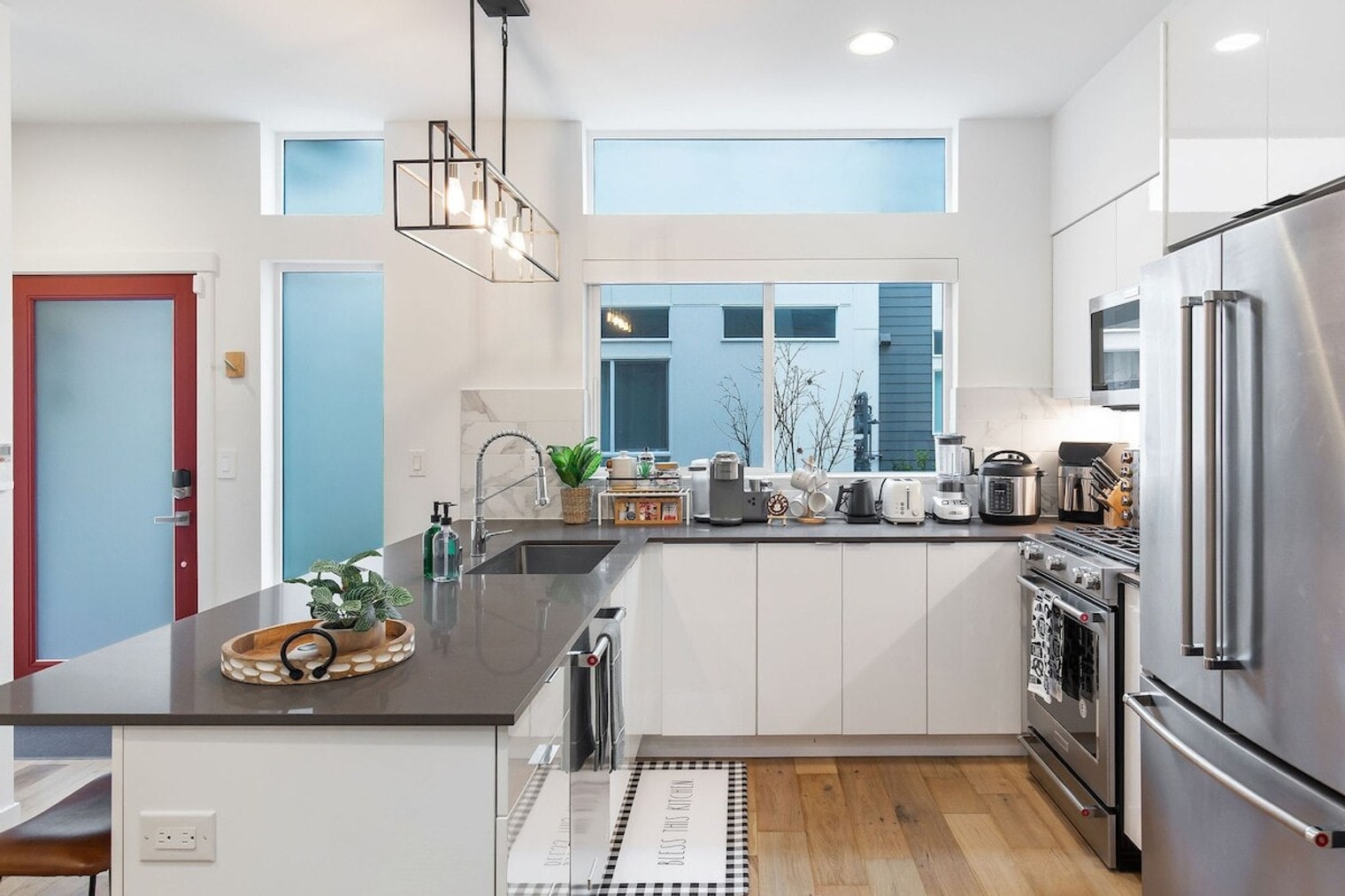 Building Photo - 628 10th Ave E