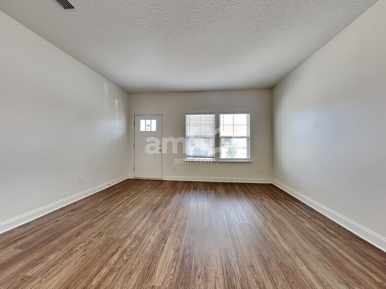 Building Photo - 3120 Creek Village Ln