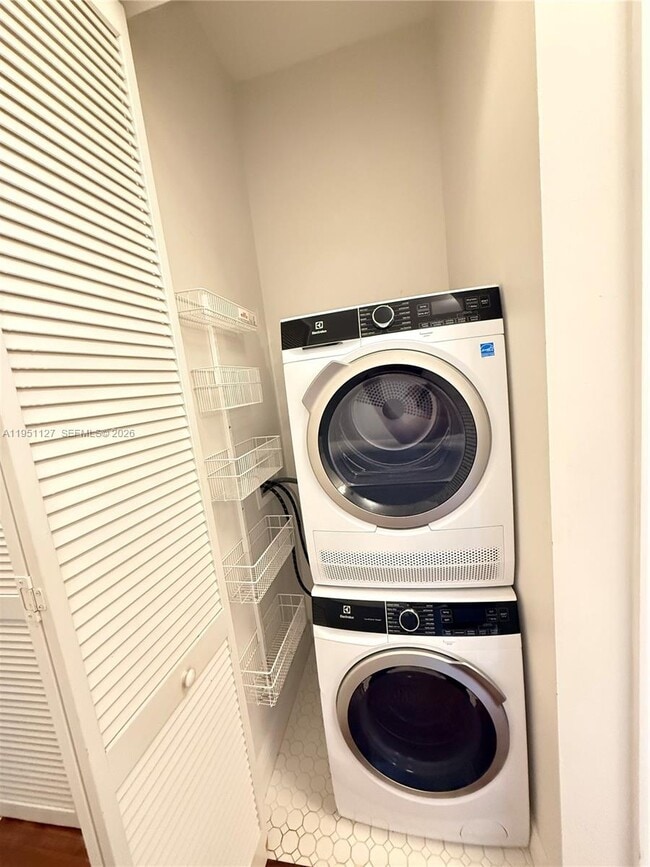 Building Photo - 312 SW 14th Ave