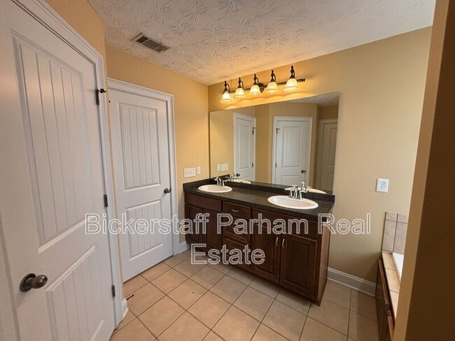 Building Photo - 385 Lee Rd 2141