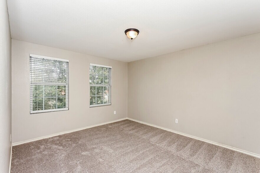 Building Photo - 517 Creekbend St