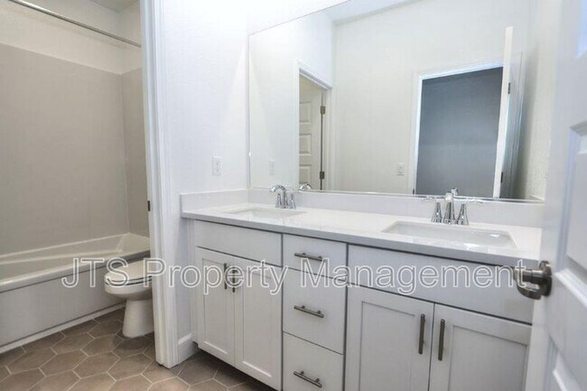 Building Photo - 3349 Hedgerow Ct