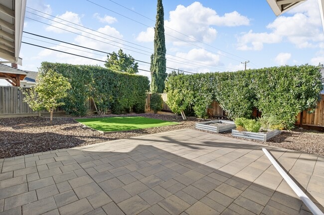 Building Photo - 899 Ebbetts Dr