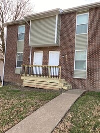 Building Photo - Three Level Condo with Garage
