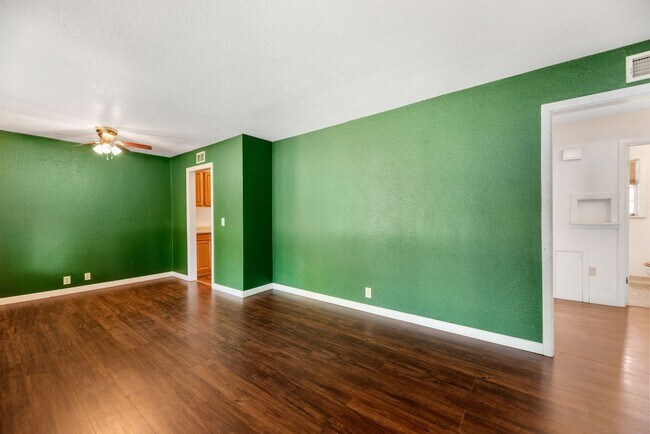 Building Photo - Charming 3 Bed 1 Bath In Quiet Neighborhood