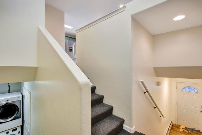 Building Photo - Modern 4-Bedroom Townhome in Desirable Sou...