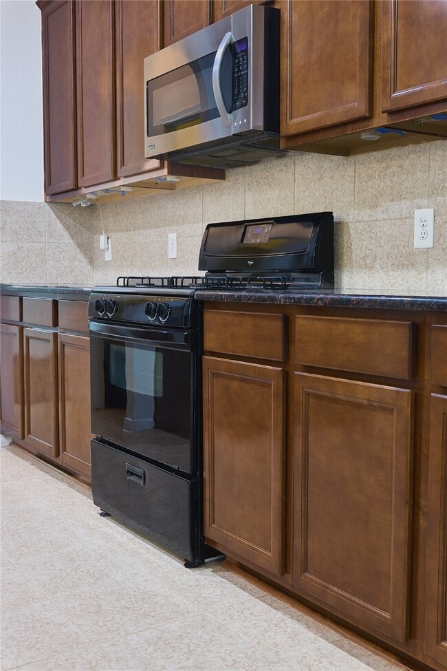 Building Photo - 24215 Courtland Oaks St