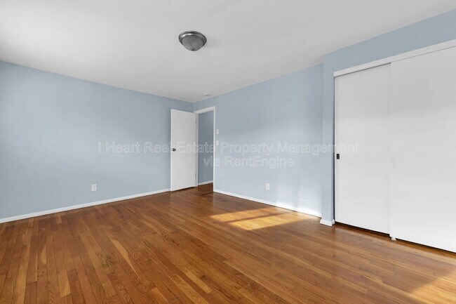 Building Photo - 880 N Meadows Ct