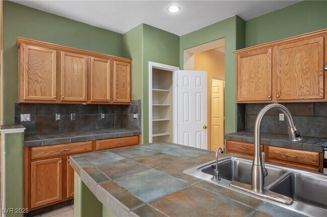 Building Photo - 7423 Cleghorn Canyon Way