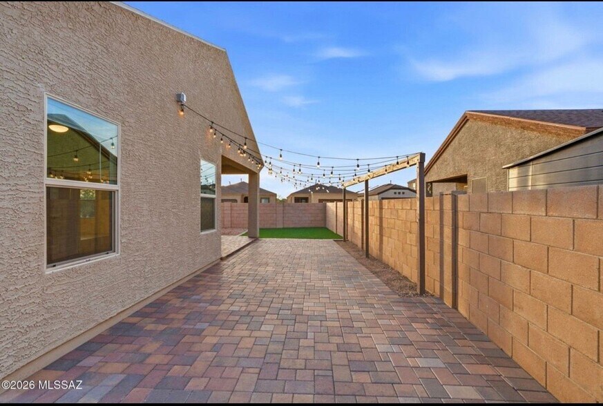 Building Photo - 2557 East Calle Joya de Ventura