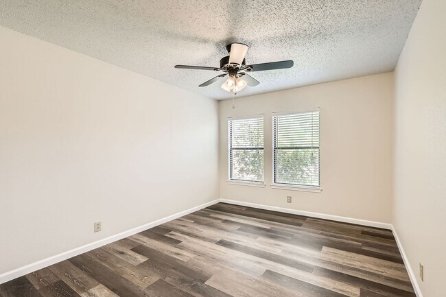 Building Photo - Ready for Move In!