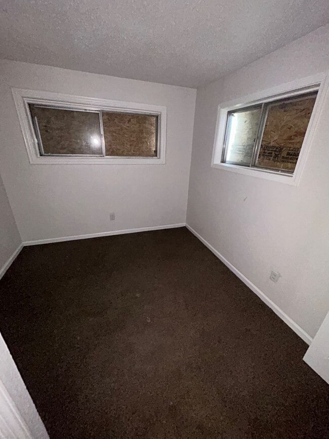 Building Photo - Spacious 4BD/1BA