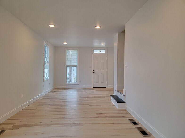 Building Photo - 113 E Chestnut St