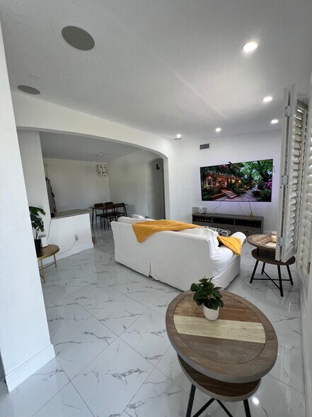 Building Photo - 4170 NE 15th Ave