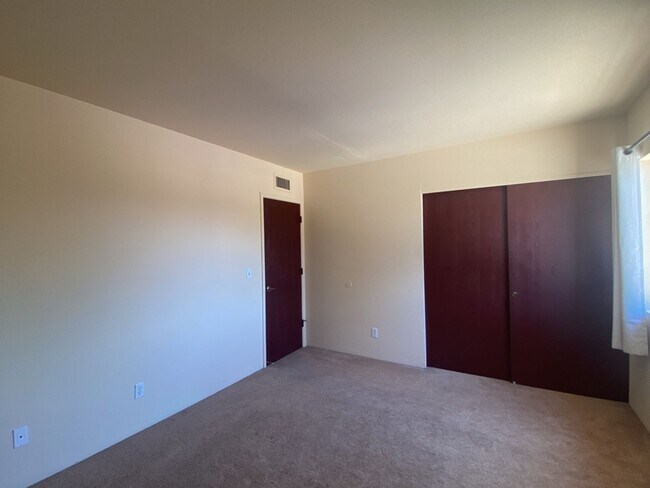 Building Photo - Very Nice 2 Bedroom Condo!!!