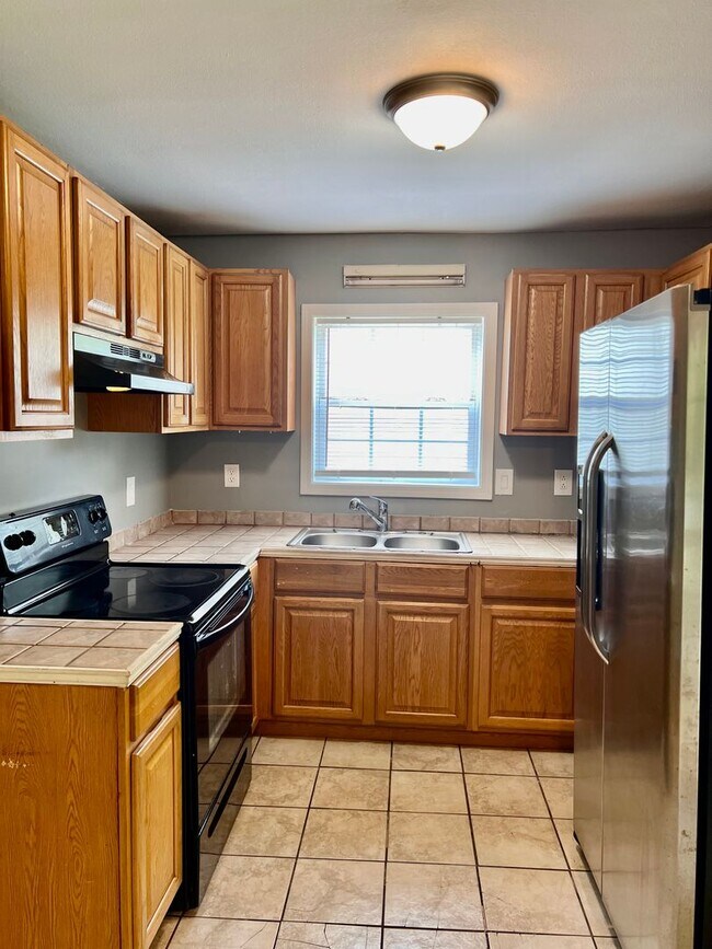 Building Photo - AVAILABLE AUGUST 14! 3 Bedroom Home Near Madison Street