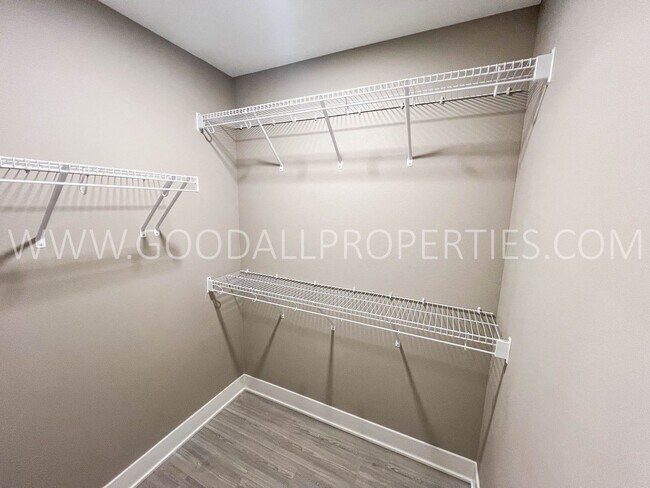 Building Photo - 4 Bedroom 3.5 bathrooms with a walkout finished basement in Norwalk