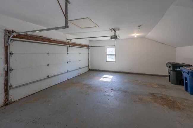 Building Photo - Charming 4 Bedroom Colonial with Updated K...