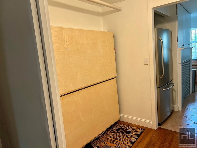 Building Photo - 1BR 1BA Private Garden Level Floor Through...