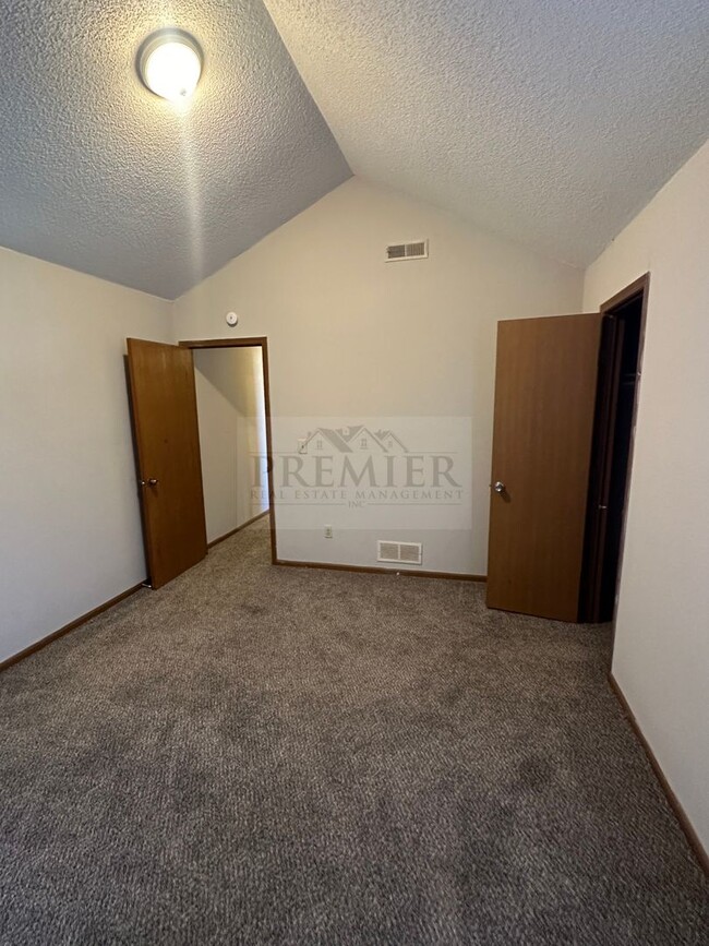 Building Photo - 3 bed / 1.5 bath TH -122 NE Churchill St, ...