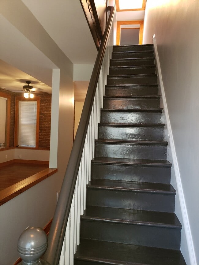 Building Photo - Spacious 2-level apartment with 1 bedroom and 2 full baths located in Kansas City, MO.