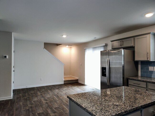 Building Photo - Pristine, 3 bedroom, 2.5 bathroom home located in the Stewart Creek States Subdivision!