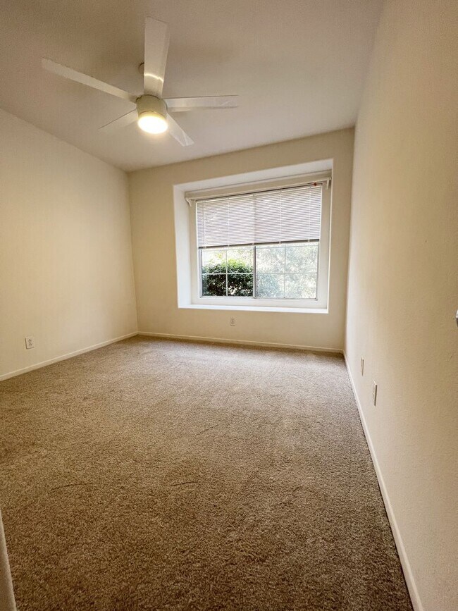 Building Photo - Large Townhome - 3 Bed/ 3 Bath with 2 car garage in Carmel Valley!