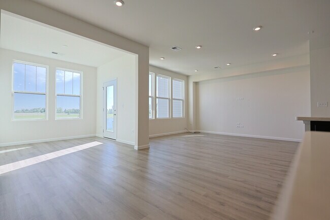 Building Photo - 2287 Ryegrass Ln