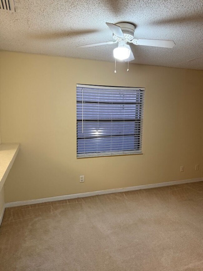 Building Photo - Coral Gardens Two bedroom condo