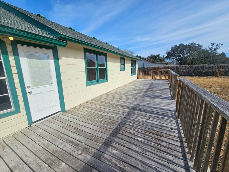 Building Photo - 513 Oakdale Dr