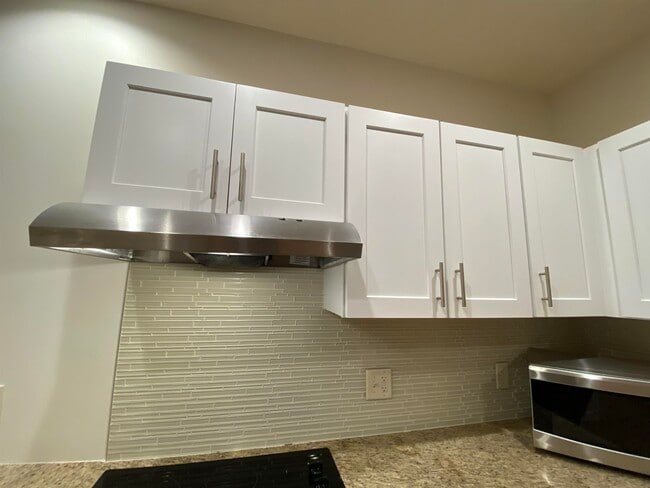 Building Photo - 875 Elm St