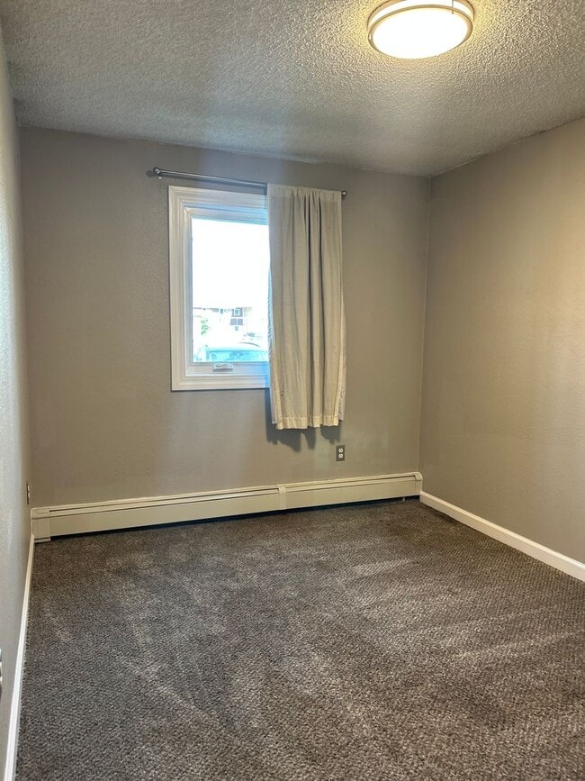 Building Photo - Century 21 Gold Rush - 3 bed, 1 bath (Fair...