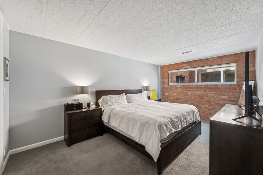 Building Photo - 630 Vernon Ave