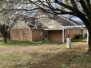 Building Photo - 135 Lake Chateau Dr