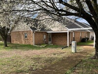 Building Photo - 135 Lake Chateau Dr