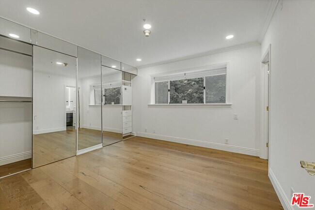 Building Photo - 342 N Palm Dr