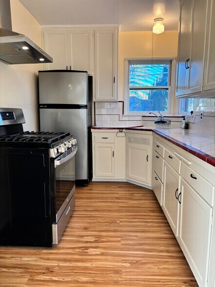 Kitchen with tons of storage. - 936 Palms Blvd