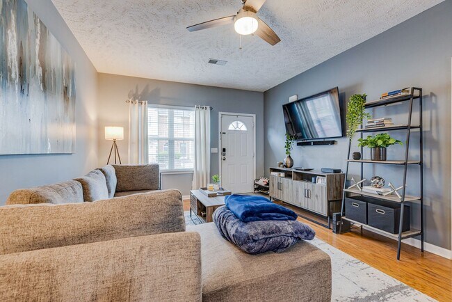 Building Photo - 2 BEDROOM 2 BATH TOWNHOME CLOSE TO DOWNTOWN