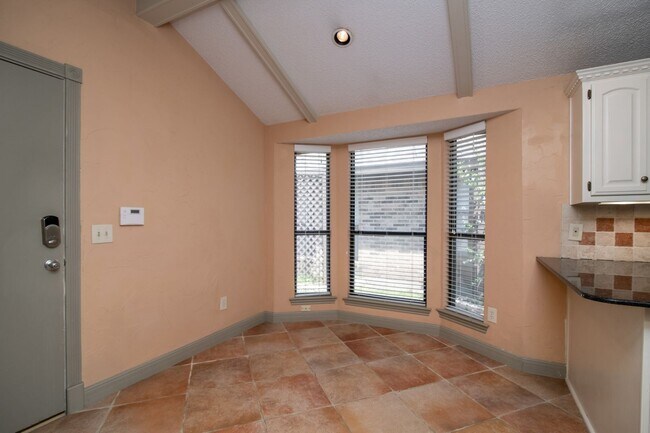 Building Photo - Move in Ready! 3 bed 2 bath with pool!